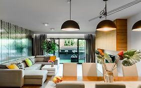 Lumina Luxury 2-Level Apart With Parking